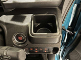運転席ハンドル右横にはカップフォルダーが有り、運転中のドリンクも安全に楽しめます!
