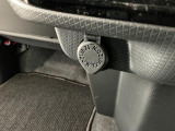 【アクセサリーソケット】12Vの電源は使いやすい位置に装備!用途は様々、スマホの充電やドラレコの電源として役に立ちます♪