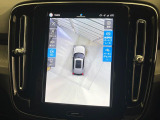 【360&deg;ビューカメラ】4台の高解像度カメラで360度の鳥瞰図を表示。隣の車や壁、死角にある障害物などを画面で確認できるため、狭いスペースでの駐車・出入りも安心です。