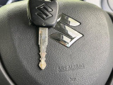 【キーレス】少し離れた場所からでもボタン一つでドアの開錠・施錠ができるのでとっても便利!ドアの鍵穴周りに傷をつけることもありません♪