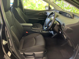 運転席と助手席の間にアームレストや収納を備えた、まとまりのある前席空間です。座面や背もたれの形状にもゆとりが感じられ、視界を確保しながら落ち着いて過ごせます。
