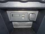 USB(Type-A)が2口分ございます。AppleCarPlayやAndroidAutoのスマートフォンとの連携や通信、充電で使用出来ます。シフトノブ奥側にシガーソケットもございます。