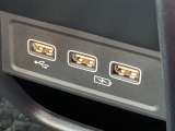 USBジャック搭載しております。純正ナビと連動しているため、接続機器の充電をするとともに音楽再生も可能です!お気に入りのプレイリストを再生して楽しくドライブできますよ!