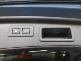 電動リヤゲート付き。重い荷物を持っていてもスイッチを押すだけで自動開閉してくれます。