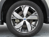 スバル純正18インチアルミホイール。 タイヤサイズは225/55R18。
