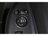 狭い場所も苦になりません。電動格納ドアミラー装備。