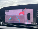 ●360度カメラ『車両の4つのカメラから得た映像を合成し、上空から眺めているような映像をモニターに映し出します。車両周辺の歩行者や障害物などの発見に役立ちます。』