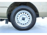 タイヤサイズは145/80R12-80/78NLT、軽トラでは標準的なサイズを使用しております。