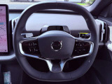 ステアリングホイールは上部がフラットになっており、メーターなの視界を遮る物も無いので運転に集中していただけます。ステアリングヒーター付き