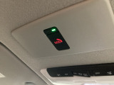 【SOSボタン】体調が悪くなったときや、事故に遭遇したとき、あおり運転にあっている時など、緊急時にボタンを押すと緊急サポートセンターにつながり、オペレーターが警察・救急への取次ぎを行います。