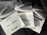 メンテナンスノート、取扱説明書です。 その車の整備記録が事細やかに記録されています。 車が生まれてから今までどのような道を歩んできたのか判るとても重要な物ですよ。