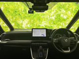 運転席まわりは前方の視界が広く、運転席から周囲を見渡しやすいレイアウトです。シートは落ち着いた色合いで、座ったときもすっきりとした印象。日常の移動を心地よく支えます。