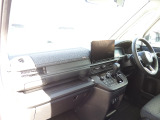 ★助手席周辺★ダッシュボードには豊富な収納BOXがあり、いつもすっきりとした車内!ほしい場所にちょうど良い収納を備えています。大きなフロントガラスによって見晴らしも良く快適な座り心地となっております!