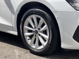 16インチ純正アルミホイール装備 全車両に標準装備の純正アルミホイールは、純正ならではのバランスの良いデザインと、走行安定性をお楽しみ頂けます。