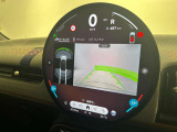 駐車をスマートにサポート。バックカメラ&前後障害物センサーを装備。