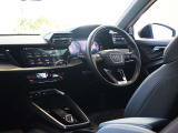 内装はシンプルに使い勝手を考え作られています。お車を運転する感覚をダイレクトに体感して頂けます。室内も広くロングドライブにも快適にお過ごしいただけます。