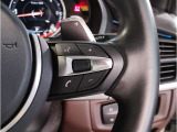 BMWのステアリングはドライバーと車体が一体感に感じれるような操作性を実現しております。また、握りやすさや操作性を向上するためにスイッチ類も配置されております。