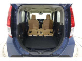 セカンドシートを倒した状態です。セカンドシートは独立可倒、荷物に合わせてラゲッジスペースをアレンジできます。