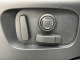 電動パワーシートですので運転中のシート調節も安全に行えます。微調整も可能ですのであなただけのドライビングポジションを実現します。