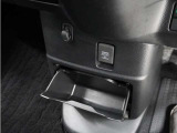 ◆センターロアボックス◆インパネ中央の下部には、ごみ箱としても使用する事ができるセンターロアボックスを装備しております。