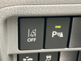 運転支援や駐車時に役立つ機能のスイッチが手の届く位置にまとまり、必要な設定を確認しやすい構成です。表示マークも見分けやすく、日常の操作を落ち着いて行えます。