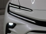 LEDの配光範囲を細やかに制御し、先行車や対向車に光が当たる部分だけを自動的に遮光できる「アダプティブハイビームシステム(AHS)」が採用されています。