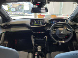 プジョー独自の「3D i-Cockpit」を採用した先進的なインテリア。
