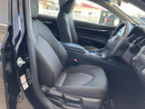 運転席と助手席は、身体を受け止める形状でゆったり座れる印象です。グレー系の落ち着いた配色で車内もすっきり。ドアを開けた際の乗り降りもしやすく、前席で過ごす時間を快適に支えます。