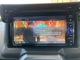 テレビ番組を画面に表示でき、停車中の待ち時間を過ごす際にも活用いただけます。番組名や放送情報も確認できるため、車内でのひとときを便利にお楽しみいただけます。