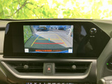 車両後方の映像とガイドラインが画面に表示され、駐車時に周囲との距離を確認する目安として活用できます。車庫入れや縦列駐車など、後退時の確認をサポートする装備です。