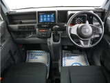 運転にかかわる様々な操作を安全に行えるように視点移動が少なく、操作性に配慮されたスイッチ類が凝縮されたコクピットです。