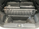 【ラゲージアンダーボックス】転がりやすい小さなお荷物などはこちらのボックスがお役立ち。スペースを有効活用しスッキリした車内空間に!