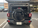 後ろから見ても存在感のあるお車です。