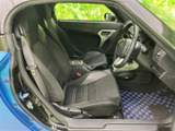 シートに腰掛けると、前方へ視線を向けやすい運転席まわりが広がります。落ち着いた色合いの内装で、座面や背もたれの形状も確認でき、日常の移動を心地よく支えます。