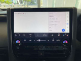 多彩な情報を鮮明に映し出すフル液晶メーターです。ドライビングに必要な情報を先進的なグラフィックで表示し、コックピットに知的な未来感と安心感をもたらしてくれます。