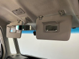 【サンバイザー】車内で身だしなみを整えるためのバニティミラーがセット。お化粧直しや髪型のチェックに活用できます。