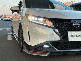 対向車がいてもハイビームを維持できるアダプティブLEDヘッドライト。車速に応じてハイビームの自動配光を維持して、常に視認性の高い状態が維持されます。オートレベライザー付き。フォグランプもLED。