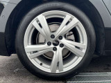 Audiは多様なホイールデザインを提供しており、スポークの形状やサイズ、仕上げ(ポリッシュド、マット、ブラックなど)によって選択肢が豊富です。
