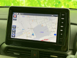 地図画面を大きく表示し、周辺道路や現在地を確認しやすいナビ画面です。画面脇にはメニューや音量のボタンが並び、必要な操作を見つけやすい配置です。