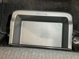 【助手席シートアンダーボックス】運転用の替え靴や、車内に常備したいこども用品、着替えた服などを収納できます★