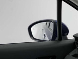 【ブラインドスポットモニター】巻き込み事故防止や、車線変更時の事故も予防します。
