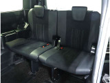 サードシートは便利な5:5分割可倒式シートです。収納と乗車人数のバランスに優れています♪荷物の大きさに応じたラゲージスペースをフレキシブルに作り出せるので、シーンに応じた使い方ができます♪