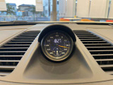 ダッシュボード中央に君臨するクロノメーター。サーキットでのラップタイム計測が可能なほか、よりレスポンスを鋭くするスポーツプラスモード等の統合制御を担います。