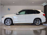BMWではロングホイールベースの採用をしており、すべての車種に適用され、走行中の安定感の向上されております。また室内空間の広さにも貢献しております。