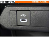 ポータブルオーディオなどの機器を接続して、車両のスピーカーで聞くことができます。