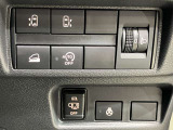 運転席からワンタッチでスライドドアの開閉が可能、便利なオ-トスライドドアスイッチや環境や燃費にやさしい、アイドリングストップスイッチ付
