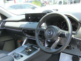 12.3型ディスプレイや操作部を含む運転席まわりを確認できます。