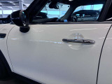 MINIのドアノブは、クラシカルな雰囲気を醸し出す上品なクロームメッキ仕上げと、しっかりと握れる伝統的なグリップ型が特徴です。レトロさと高い質感を両立し、触れるたびに愛着が湧くデザインです。