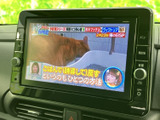 テレビ番組を画面に表示でき、停車中の待ち時間も映像を楽しめます。映像と番組情報を確認しながら、休憩中のひとときを過ごせる便利な装備です。