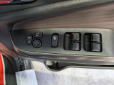 パワーウィンドウのスイッチですよ。運転席に居ながら窓を開け閉めのコントロールできます。